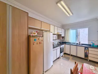 Foto de uma cozinha com armários e eletrodomésticos.