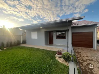 Vista externa de uma casa em Lajeado, Brasil, com jardim e garagem.