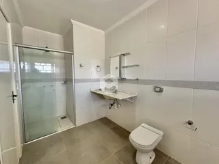 Banheiro com revestimento cerâmico e piso de porcelanato