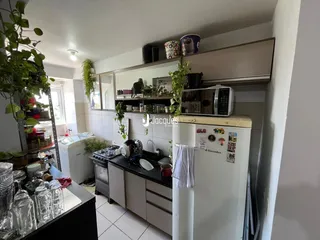 Foto de uma cozinha com armários e eletrodomésticos em Lajeado.
