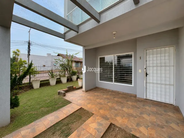 Vista da fachada de uma residência em Lajeado, Brasil, mostrando o jardim e a área externa.