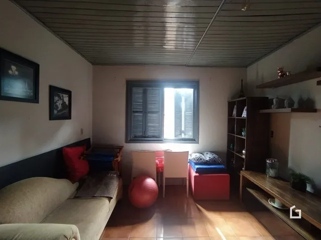 Sala com sofá e piso de madeira.