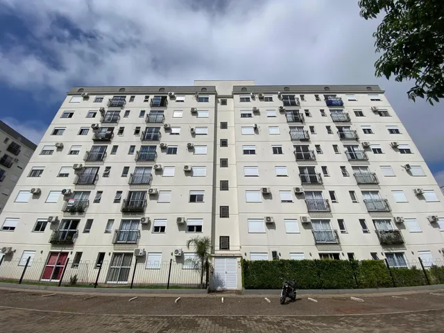 Fachada de um prédio de apartamentos em Lajeado, Brasil, com múltiplas janelas e varandas.