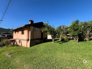 Fachada de uma casa em Lajeado, Brasil, com jardim gramado.