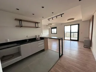 Cozinha moderna com armários brancos e piso claro em ambiente interno.