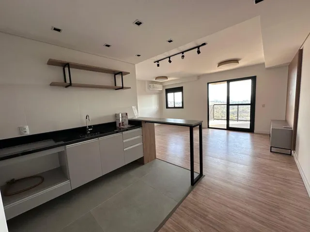 Cozinha moderna com armários brancos e piso claro em ambiente interno.
