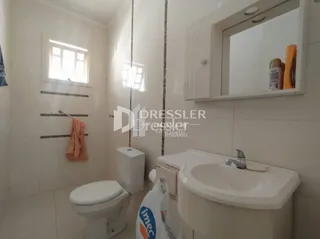 Foto de um banheiro interno com vaso sanitário e pia.