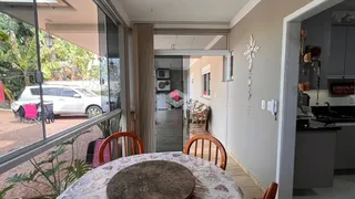 Uma sala de jantar com mesa redonda e vista para o exterior.