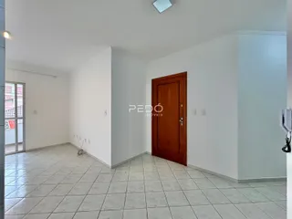 Ambiente interno com paredes brancas e piso de cerâmica.