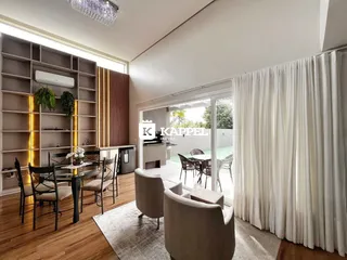 Sala de estar ampla com piso de madeira e acesso a um pátio externo.