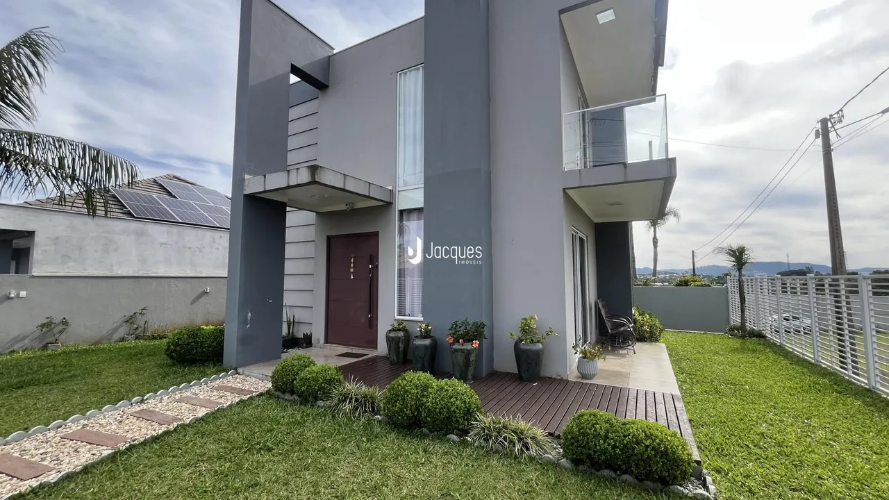 Fachada moderna de uma residência em Lajeado, Brasil com jardim frontal.
