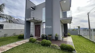 Fachada moderna de uma residência em Lajeado, Brasil com jardim frontal.