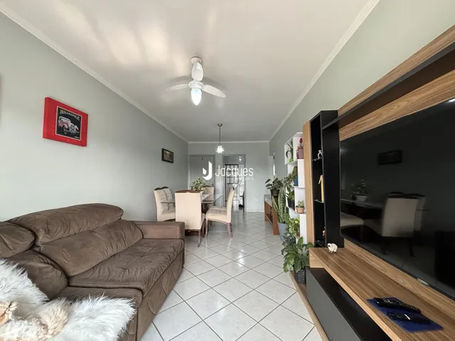 Sala de estar e jantar clara com piso de cerâmica.