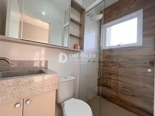 Foto de um banheiro moderno com revestimento de madeira e box de vidro.