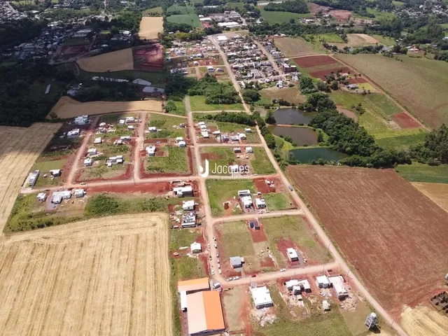 Vista aérea de um terreno em Lajeado, Brasil, com áreas de plantio e construções dispersas.