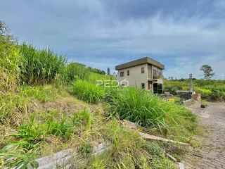 Vista externa de uma residência em Lajeado, Brasil, com vegetação densa na frente.