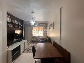 Ambiente interno de uma sala com mesa de jantar e decoração.