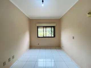 Vista interna de um ambiente com piso de cerâmica e paredes claras.