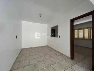 Hall de entrada com piso de cerâmica claro.