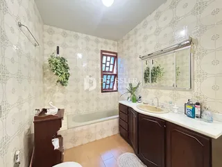 Foto de um banheiro com revestimento cerâmico e banheira.