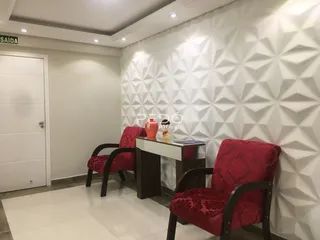 Foto de um corredor interno com paredes texturizadas em uma residência.