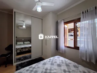 Quarto com cama e armário em um apartamento.