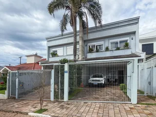 Fachada de uma residência em Lajeado, Brasil com portão de ferro.
