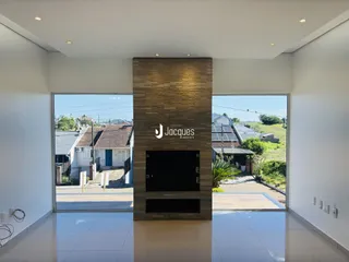 Sala de estar com portas de vidro abrindo para o quintal.