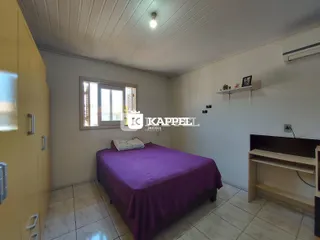Quarto com cama e janela em um imóvel.