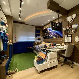 Quarto com decoração moderna e piso de madeira em Lajeado.