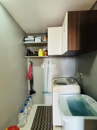 Foto de um banheiro com piso de cerâmica e prateleiras de madeira.