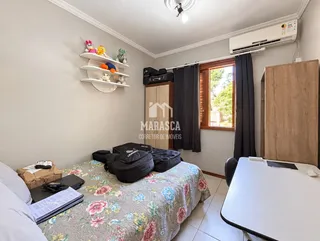 Foto de um quarto com cama e guarda-roupa em um imóvel.