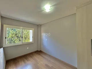 Ambiente interno com piso de madeira clara.
