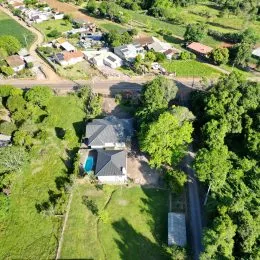 Vista aérea de uma propriedade com área verde em Lajeado, Brasil.