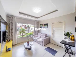 Foto da sala de estar com sofá e janela de grande porte.