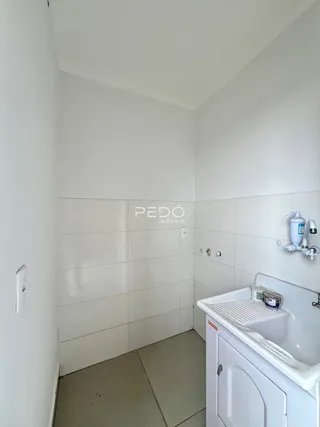 Foto de um banheiro interno com revestimento branco.