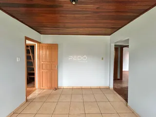 Hall de entrada com piso de cerâmica e teto de madeira em imóvel no Lajeado.
