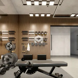 Interior de uma sala com equipamentos de academia e painéis de madeira.