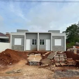 Foto da área externa de uma construção em Lajeado, Brasil, com terra e materiais de construção.