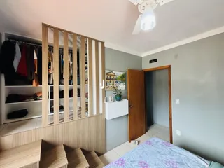 Quarto com armário de madeira e cama visível.