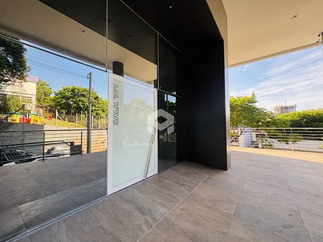 Vista de uma área externa com portas de vidro em uma residência em Lajeado.