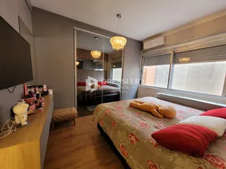 Quarto com cama e janela em um imóvel no Brasil.