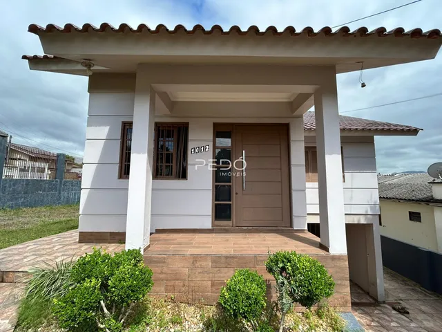 Fachada de uma residência com varanda coberta em Lajeado, Brasil.