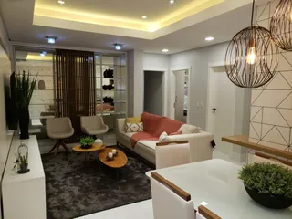 Sala de estar com sofá e decoração moderna.