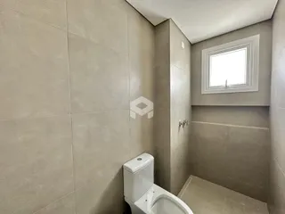Foto de um banheiro com revestimento cerâmico nas paredes.