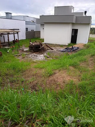 A foto mostra a fachada de uma construção moderna em Lajeado, Brasil.