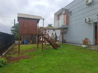 Vista externa de uma residência com jardim e estrutura de madeira no Brasil.