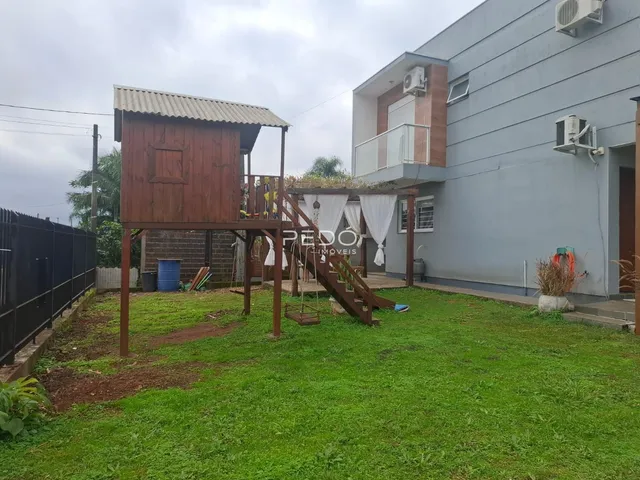 Vista externa de uma residência com jardim e estrutura de madeira no Brasil.