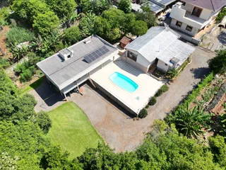 Vista aérea de uma residência com piscina e jardim em Lajeado.