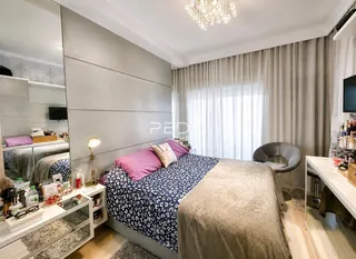 Quarto com cama e cabeceira em um apartamento.